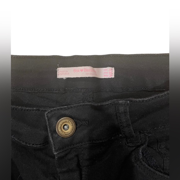 Bsk Bershka Women High Rise Short
X19-12 - Picture 2 of 3
